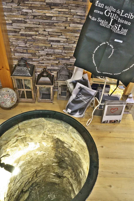 Abbildung des aus dem 17. Jahrhundert stammenden, acht Meter tiefe Brunnen 